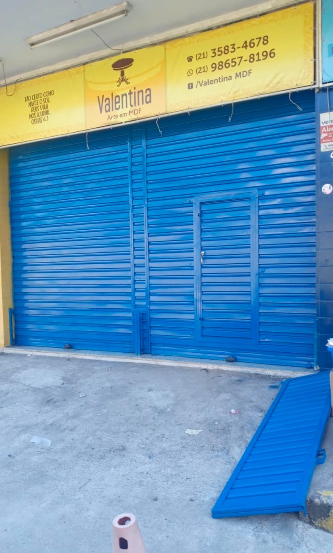 Porta comercial metálica instalada em fachada de loja